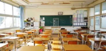 机と椅子が並ぶ学校の教室