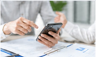 スマートフォンでお問い合わせをする様子